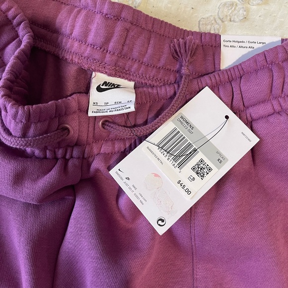 Nike Loose Fit High Rise Shorts - Picture 2 of 4